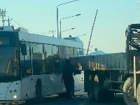 В Южно-Сахалинске столкнулись пассажирский автобус и грузовик с манипулятором, Фото: 1
