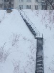 Жители Холмска вынуждены рисковать и карабкаться по заметенной снегом лестнице, Фото: 6