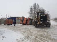 Грузовик со снегом опрокинулся в Троицком, Фото: 4