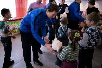 Хоккеисты «Сахалина» подарили подарки воспитанникам троицкого детского дома, Фото: 17