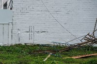 Вандалы в Корсакове развалили строительные леса и исписали стену, подготовленную под мурал, Фото: 1