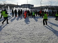 Мамы детсадовцев устроили хоккейную битву на главной площади Томари, Фото: 12
