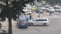 Rav 4 врезался в дорожное ограждение при столкновении кроссоверов в Южно-Сахалинске, Фото: 3