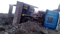 Грузовик опрокинулся на стройке в Новиково, Фото: 1
