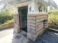 Исписанную граффити японскую постройку в Корсакове восстановили студенты-историки , Фото: 4