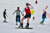 Полсотни сахалинцев разделись, чтобы спуститься на лыжах и сноубордах с «Горного воздуха», Фото: 29