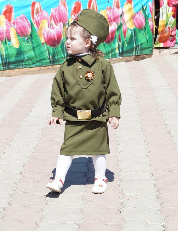 Военная форма для детей на 9 мая. Костюм на 9 мая для малышей. Военное платье для девочки. Дети в военной форме на 9 мая. Костюм для девочки на день Победы.